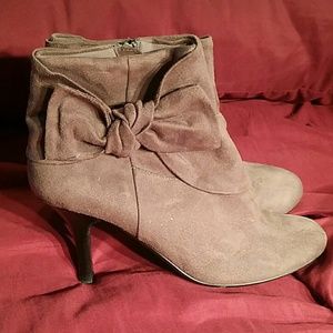 Adorable Apt 9 short suede heeled boots